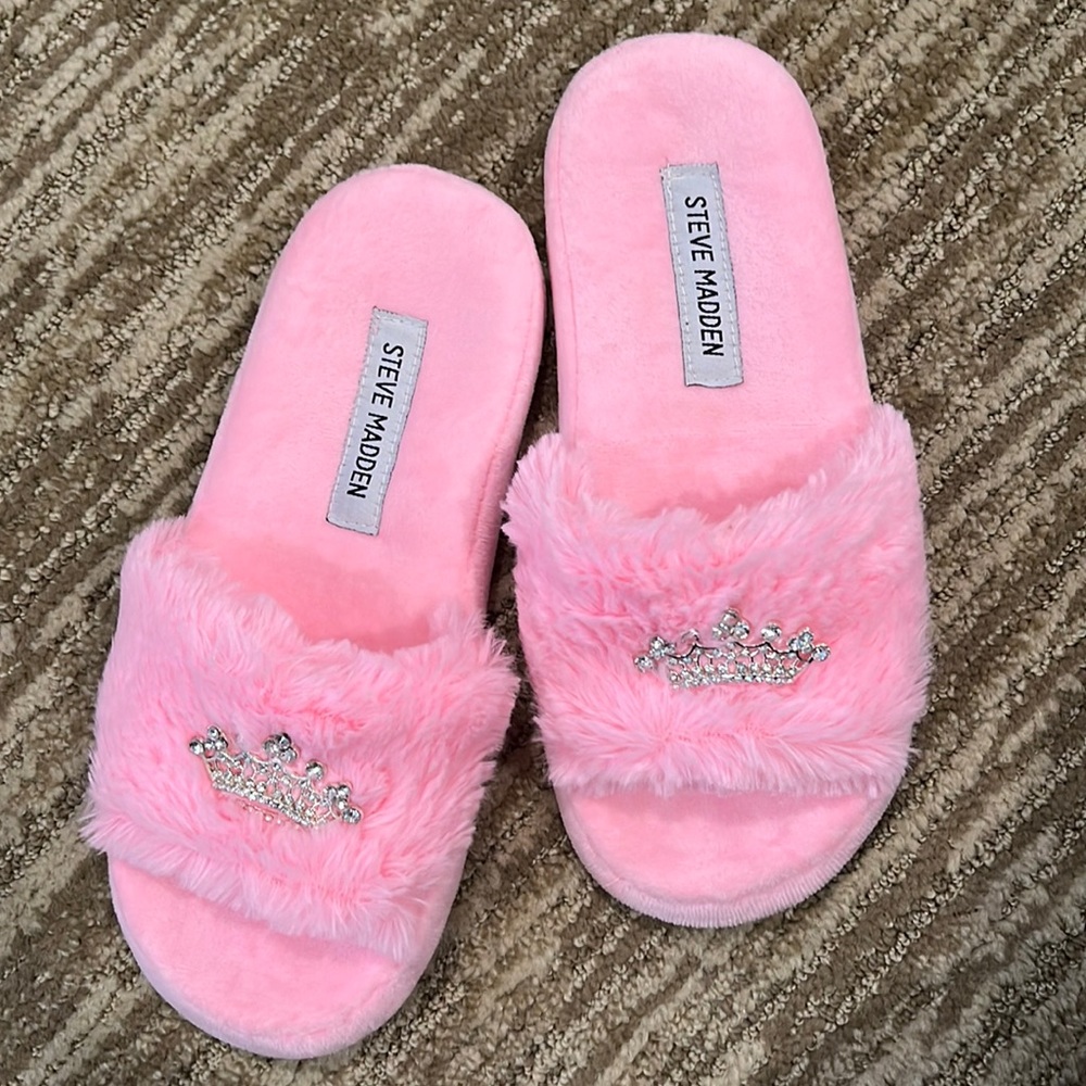 Brand new pink fluffy Steve Madden crown slippers.